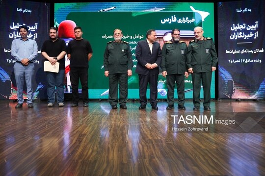 آیین گرامیداشت روز خبرنگار و مراسم تجلیل از راویان خط مقدم رسانه،‌ خبرنگاران و فعالان رسانه‌ای در عملیات‌های وعده صادق 4 و نصر 1 و 2 در سالن سوره حوزه هنری برگزار شد.