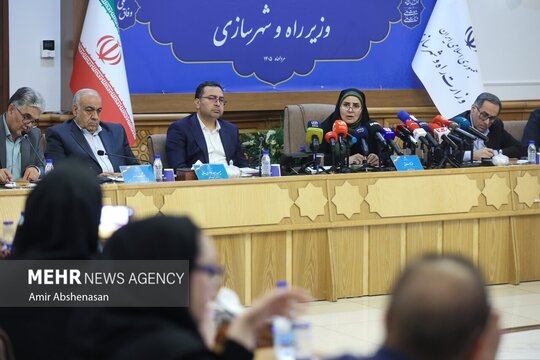 فرزانه صادق وزیر راه و شهرسازی،  در نشست خبری با حضور اصحاب رسانه به سوالات خبرنگاران پاسخ داد.