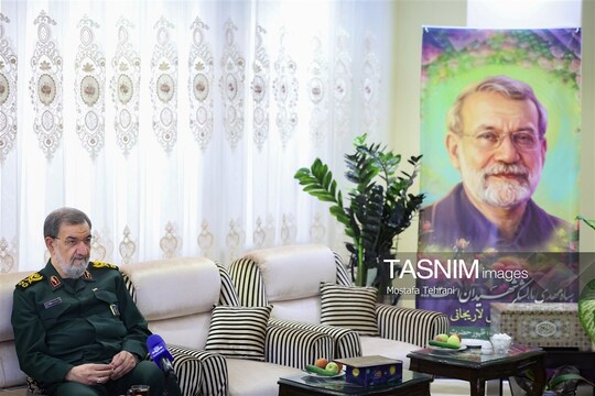 سرلشکر پاسدار محسن رضایی دبیر شورای عالی امنیت ملی در منزل شهید علی لاریجانی حضور و با خانواده این شهید والامقام گفت و گو کرد.