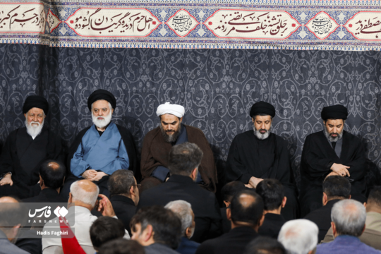 حضور فرزندان رهبر شهید در مراسم چهلم تدفین «آقای شهید ایران» در حرم امام رضا(ع)