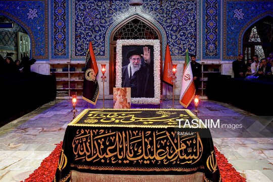 حضور مردم عزادار بر مزار مطهر رهبر شهید انقلاب اسلامی همزمان با چهلمین شب تدفین