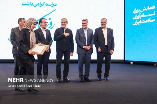 مراسم گرامیداشت «روز پزشک»، با حضور و سخنرانی «مسعود پزشکیان» ، «محمد رضا ظفرقندی»  و علیرضا زاکانی در سالن همایش‌های برج میلاد تهران برگزار شد.