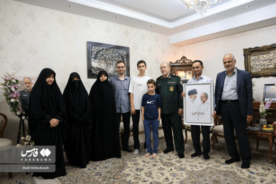 دیدار سردار سرلشکر سید یحیی رحیم صفوی با خانواده سردار شهید مظفری نیا