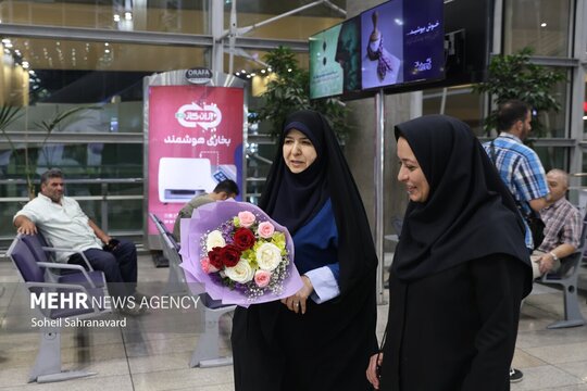 نیلوفر شادمهری، رایزن فرهنگی ایران در فرانسه، که با اقدام سیاسی و خصمانه دولت فرانسه از این کشور اخراج شد، بامداد یکشنبه به کشور بازگشت.