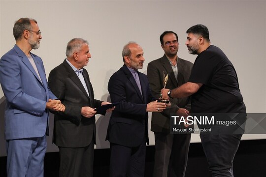 آیین اختتامیه نهمین جشنواره تلویزیونی مستند با حضور پیمان جبلی رئیس سازمان صدا وسیما و رضا صالحی امیری وزیر میراث فرهنگی در پردیس سینمایی ملت برگزار شد.