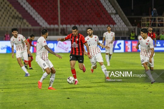 دیدار تیم‌های فوتبال تراکتور و پرسپولیس