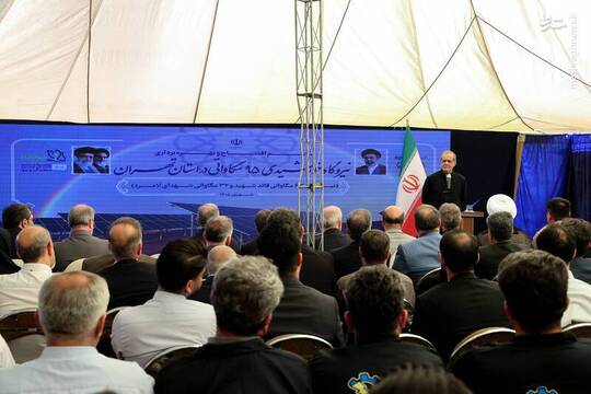 حضور پزشکیان در مراسم افتتاح از نیروگاه‌های خورشیدی ۹۵ مگاواتی تهران