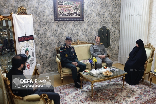 دیدار سردار احمدرضا رادان و سردار بهمن کارگر با خانواده سپهبد شهید امیر سید عبدالرحیم موسوی