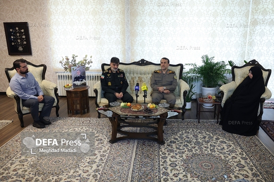 دیدار سردار احمدرضا رادان و سردار بهمن کارگر با خانواده شهید امیر سرلشگر خلبان محسن دره باغی