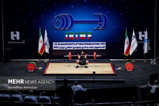 هفته نخست رقابت‌های لیگ برتر وزنه‌برداری ایران طی روزهای سه‌شنبه و چهارشنبه با حضور هفت تیم در سالن شهدای ناو دنا فدراسیون وزنه‌برداری برگزار شد.