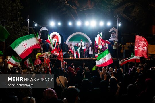 جشن وحدت در آستانه میلاد باسعادت پیامبر اکرم(ص)، شامگاه پنجشنبه با حضور جمعی از اقوام ایرانی، میهمانانی از کشورهای همسایه و اعضای تیم ملی اعزامی به مسابقات جهانی عشایر در میدان انقلاب اسلامی تهران برگزار شد.