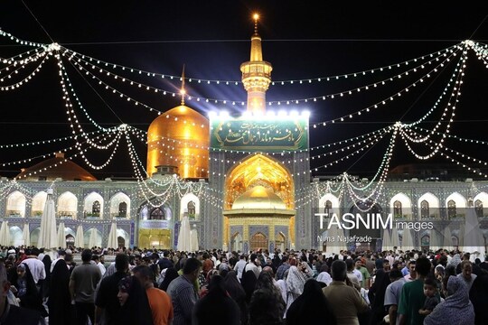 حال و هوای حرم مطهر رضوی در شب ولادت نبی اکرم صلی‌الله‌علیه‌وآله و امام صادق علیه‌السلام