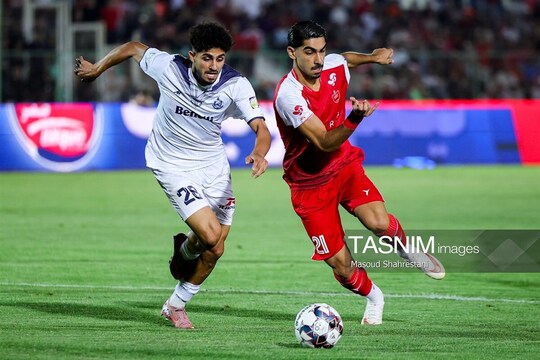 دیدار تیم‌های فوتبال پرسپولیس و ملوان بندرانزلی