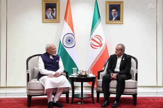 نارندرا مودی نخست وزیر هند  با مسعود پزشکیان رئیس جمهور در قرقیزستان دیدار کرد.