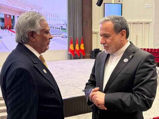 دیدار وزیر امور خار جه کشور با محمد اسحاق دار وزیر خارجه پاکستان در حاشیه اجلاس همکاری شانگهای در بیشکک قرقیزستان
