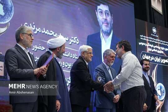 مراسم نخستین دوره «جایزه جهانی دیپلماسی فرهنگی و عمومی»، با حضور محمدرضا عارف معاون اول رئیس‌جمهور با تقدیر از برگزیدگان در بخش های مختلف برگزار شد.