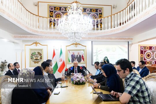 نشست خبری «نظام‌الدین زاهدی» سفیر تاجیکستان در ایران، به مناسبت سی و پنجمین سالگرد استقلال جمهوری تاجیکستان در محل این سفارتخانه برگزار شد.