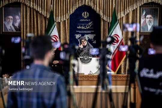 نشست خبری فاطمه مهاجرانی سخنگوی دولت،  با حضور خبرنگاران داخلی در ساختمان کوثر برگزار شد.