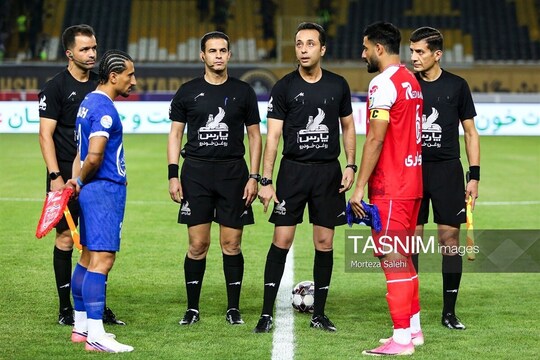 تیم‌های فوتبال استقلال و پرسپولیس در چارچوب هفته پنجم لیگ برتر به مصاف هم رفتند که این دیدار به تساوی یک - یک انجامید.