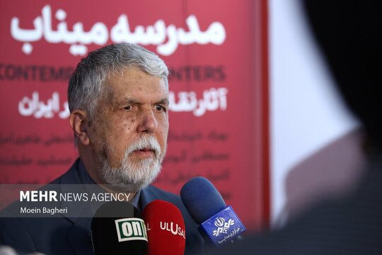 سیدعباس صالحی، وزیر فرهنگ و ارشاد اسلامی،  از نمایشگاه گروهی مدرسه میناب در گالری خانه حوزه هنری انقلاب اسلامی بازدید کرد.