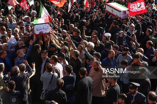 مراسم تشییع پیکر محدثه خوشکام و حسنا بهنام، شهدای حادثه بلوار وکیل‌آباد با حضور گسترده مردم مشهد مقدس در خیابان امام رضا(ع) برگزار شد